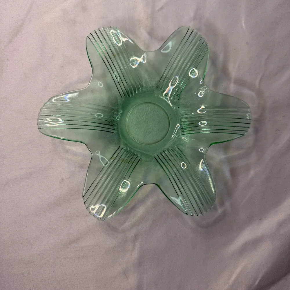 Vintage Green  Glass Star Flower Ribbed Scalloped Bowl Candy Dish 7.5in